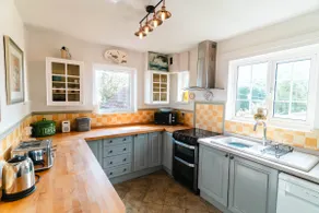 Charming house and garden minutes from the beach - Image 5