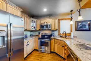 7BR Lake Cabin with great fall view. Close to town - Image 5