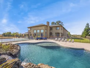 Luxury 4 Acre Estate - Pickleball, Pool, Hot Tub! - Image 4