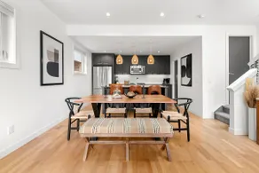 Elegant 3 Bedroom Townhouse Near Downtown Calgary - Image 2