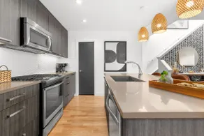 Elegant 3 Bedroom Townhouse Near Downtown Calgary - Image 3