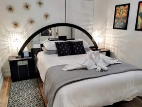 Deco Studio Retreat with Fireplace, WiFi, Queen Bed - Image 5