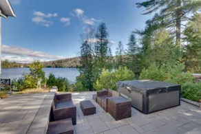 Quiet lakeside retreat, hot tub - Image 4