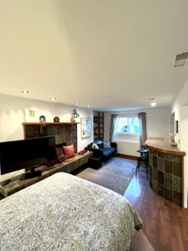 Private 1-bedroom Gray's Park suite - Image 2