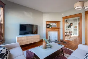 Robin's Egg, Private Downtown, Pet-Friendly Gem - Image 2