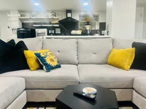 Modern Studio Near NYC | Walk to Light Rail - Image 3