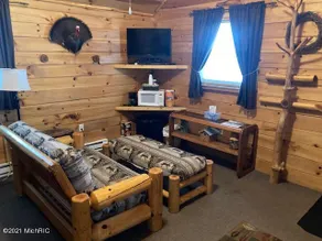 Log Cabin. Only minutes from Crystal Mountain! - Image 2