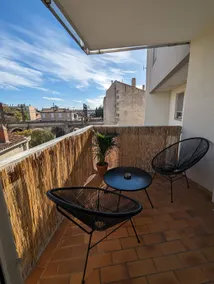 Nice 2nd floor with balcony, downtown/train station - Image 3