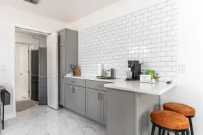 Gated Modern Bright Studio| W/D | 5 min to Beach - Image 3