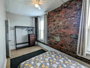 Comfortable 2BR on the Square, Free Laundry - Image 4