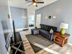 Comfortable 2BR on the Square, Free Laundry - Image 5