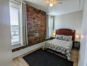 Comfortable 2BR on the Square, Free Laundry - Image 3