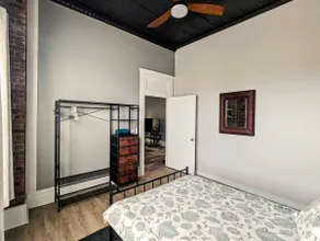Comfortable 2BR on the Square, Free Laundry - Image 2