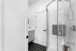 Modern 1BR Guesthouse | Near Marina & Golf - Image 4