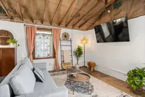 Cibolo Bungalow - Cute Roadside Boutique Cottage! - Image 2