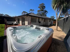 Deluxe 2 Bedroom Retreat with Spa - Image 2