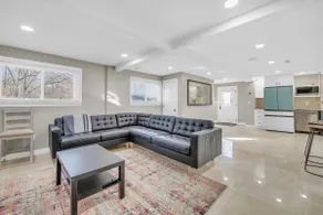 Luxurious New 3 Bedrooms Apartment! - Image 2