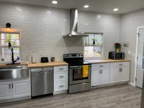 Siri's Pride & Joy Bungalow - Image 3