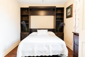 Spacious and Cozy Oasis Close to Fun - Image 3