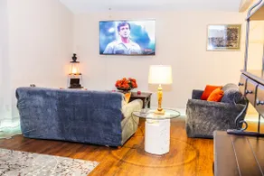 Spacious and Cozy Oasis Close to Fun - Image 4