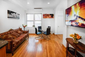 Hidden Midtown Gem - Perfect 5-Star Stay! - Image 3