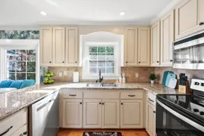 Pets welcome, prime location, walk to North Hills - Image 4