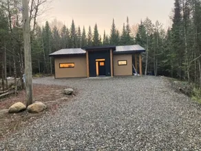 The chalet has a Smiley and Spa - Image 2
