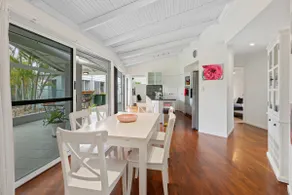 3 bedroom house with pool in quiet area - Image 5
