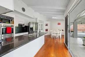 3 bedroom house with pool in quiet area - Image 2