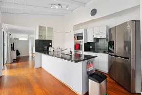 3 bedroom house with pool in quiet area - Image 3