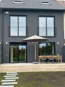 Designer townhouse with mountain views - Image 3