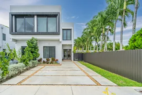 Luxe collection home in Miami. - Image 2