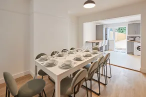 Elfleda Stay - Modern 5 bedroom house with parking - Image 2