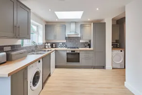 Elfleda Stay - Modern 5 bedroom house with parking - Image 3