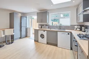Elfleda Stay - Modern 5 bedroom house with parking - Image 4