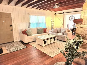 Cozy Cottage on Peacock Lane - Image 3