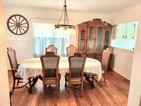 Cozy Cottage on Peacock Lane - Image 2