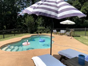 Red Rooster Cottage with hot tub and seasonal pool - Image 3