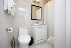 Cozy Modern Studio in Oakville | Free Parking - Image 4