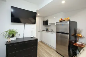 Cozy Modern Studio in Oakville | Free Parking - Image 2