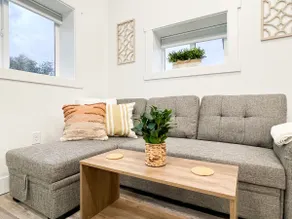 Gorgeous Brand New Suite w/ Full Kitchen, Spa & WD - Image 2