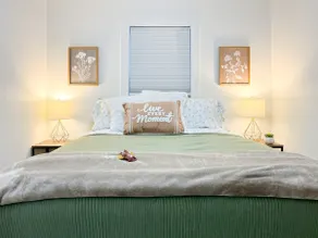 Gorgeous Brand New Suite w/ Full Kitchen, Spa & WD - Image 3