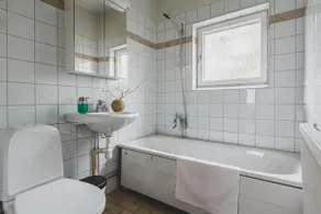 Suburban convenience w/ private balcony - Image 4
