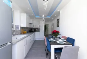 Open Mind Property - 6 Luxury Bedrooms with Free Parking - Image 3