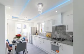 Open Mind Property - 6 Luxury Bedrooms with Free Parking - Image 2