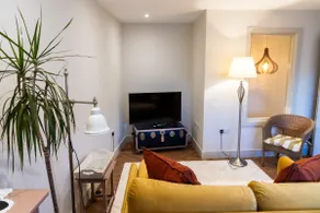 'Yellow' apartment - Image 2