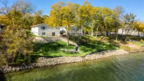 Moonglade House on Lake Carlos - Image 2