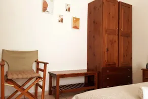 Spacious two bedroom flat with Free Parking - Image 5