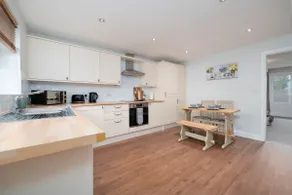 Stunning 3 bed house | Parking | Garden! - Image 2