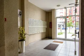 Panoramic City View Modern Apartment+ Free Parking - Image 4